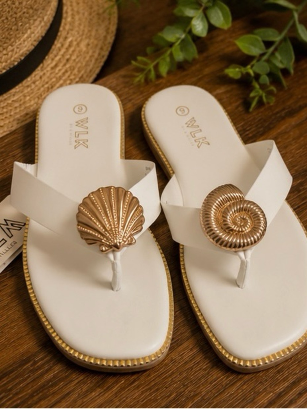 WLK by S. Miller White Shell & Seashell Gold Accent Slide Sandals Size 9 NWT Bea